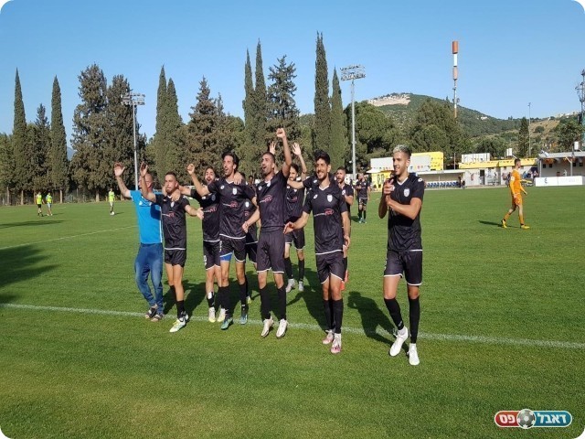 רוצים ליגה א'. שטיינברג וחבריו לקבוצה (צילום: דף הפייסבוק של הפועל כרמיאל)